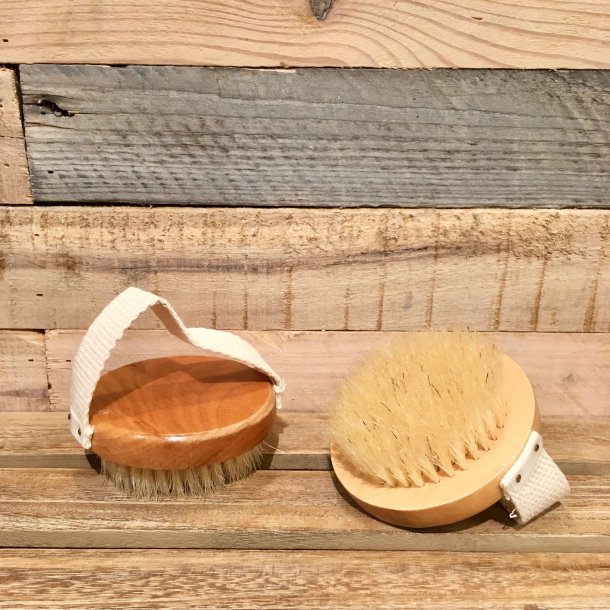 Rund badebrste i tr med greb (1 stk)