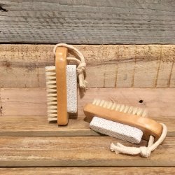 Neglebrste i tr med pimpsten