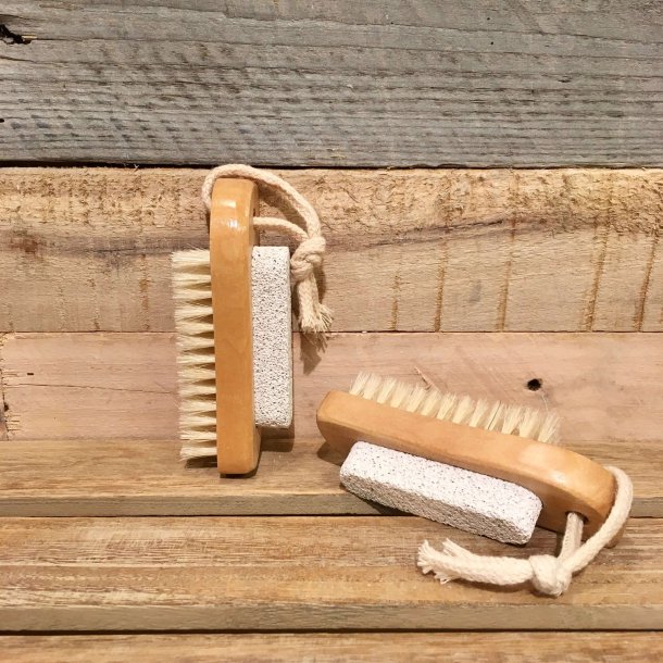 Neglebrste i tr med pimpsten