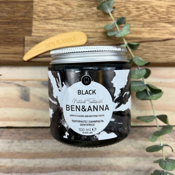 Ben &amp; Anna Tandpasta i glas Black/aktiv kul t. misfarvninger 100 ml.